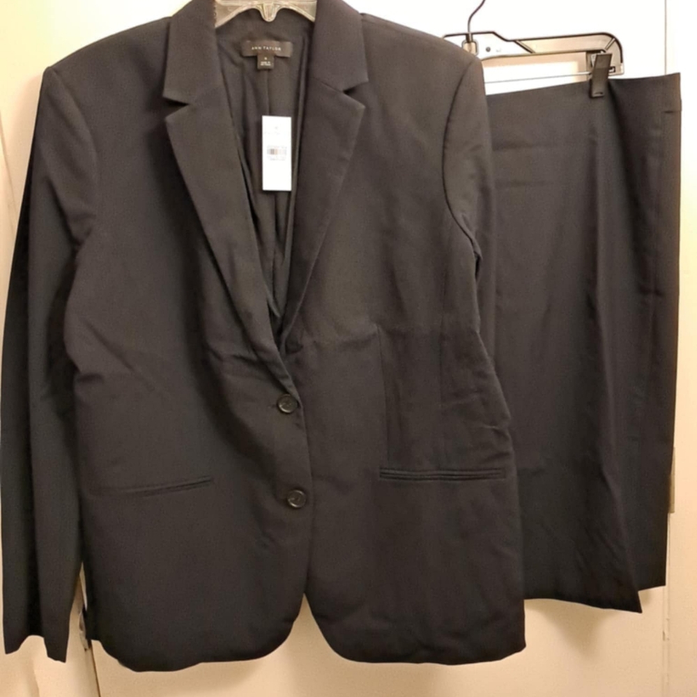 Women's dark blue Ann Taylor Blazer with skirt curly fit size 16.